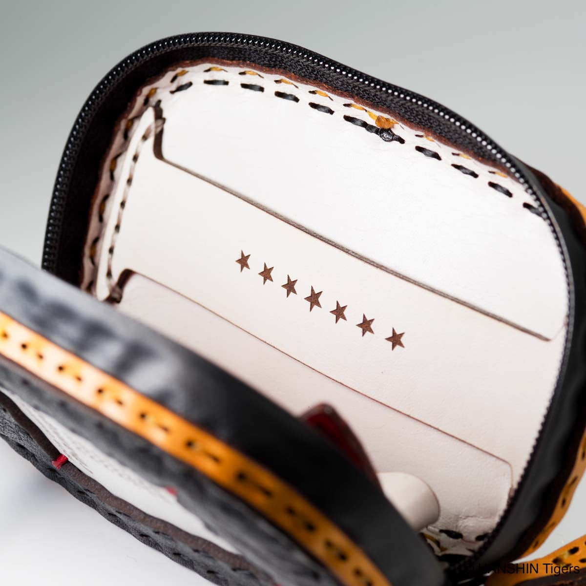 OJAGA DESIGN 阪神タイガース マルチケース [2025 JERA セ・リーグ優勝記念]【2025年10月下旬より順次お届け予定】