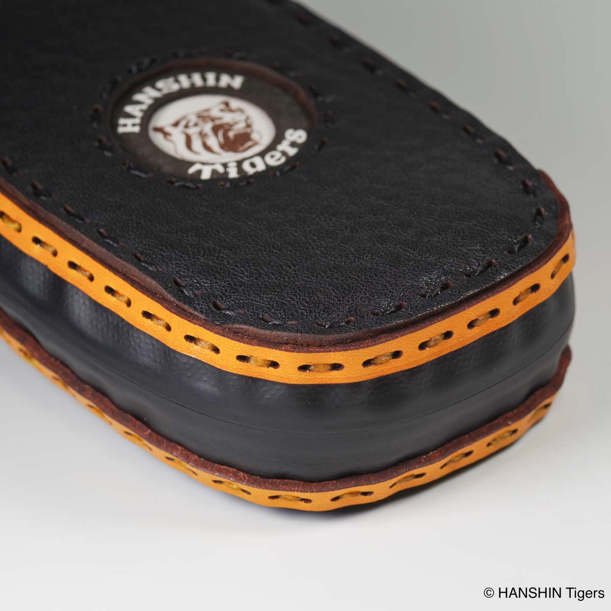 OJAGA DESIGN 阪神タイガース マルチケース [2025 JERA セ・リーグ優勝記念]【2025年10月下旬より順次お届け予定】